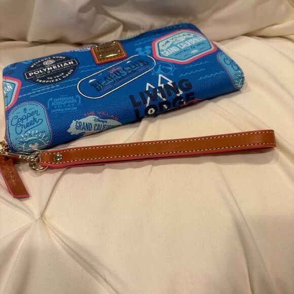 Dooney & Bourke Disney Vacation Club Wristlet Wallet Allover Print 2022 NWT - Picture 7 of 11